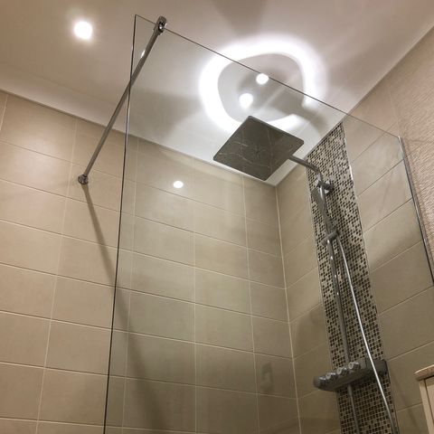 Freestanding shower glass screen