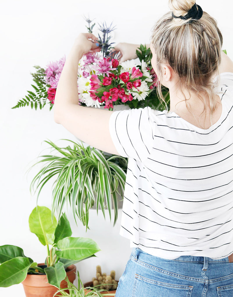 Arranging flowers in Wally Eco Stone