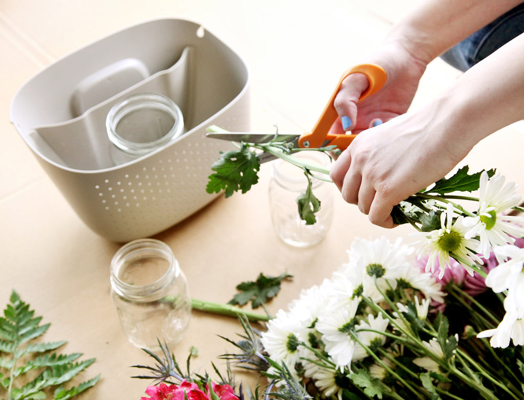 Cutting flower stems in Wally Eco Stone