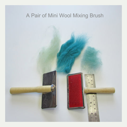 Use hand carder to create your own colour wool 