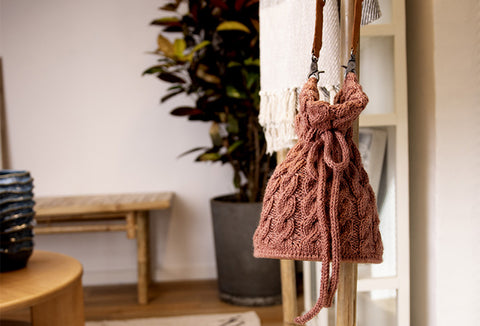 Crochet bag with round leather bottom and leather strap