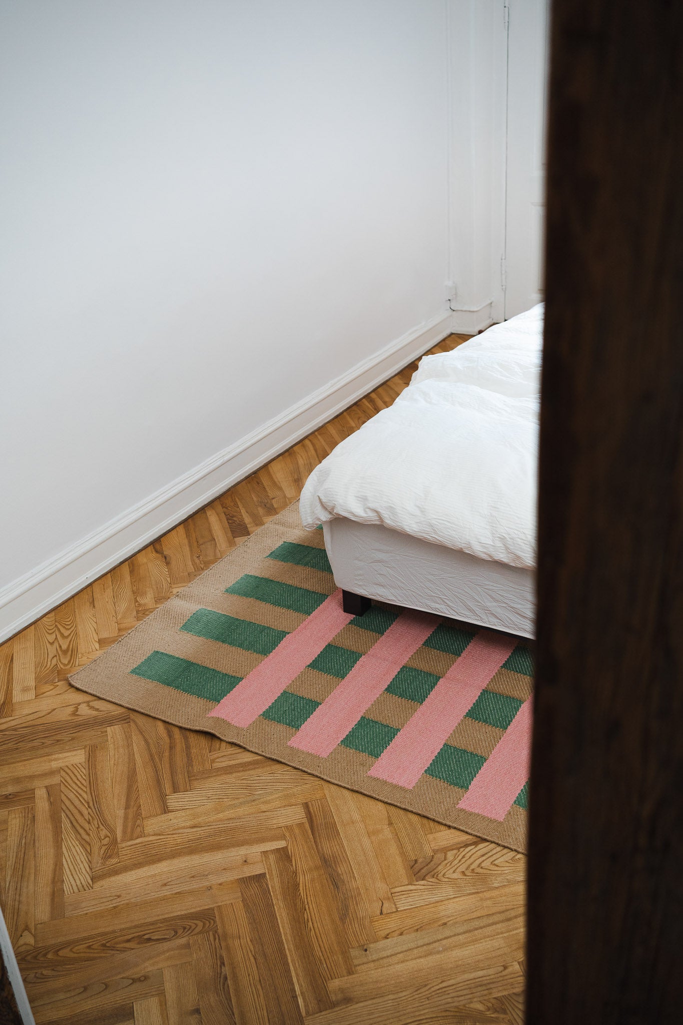 Tablelab – Product image – Matias Møllenbach - Jute Rug w. pink and green stripes 170x240cm