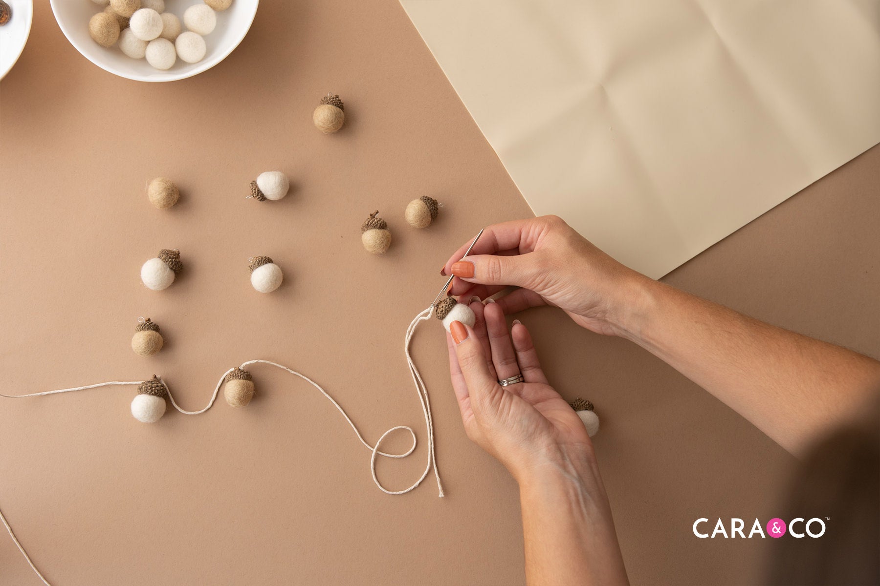 Felt ball acorn garland - Fall decor ideas