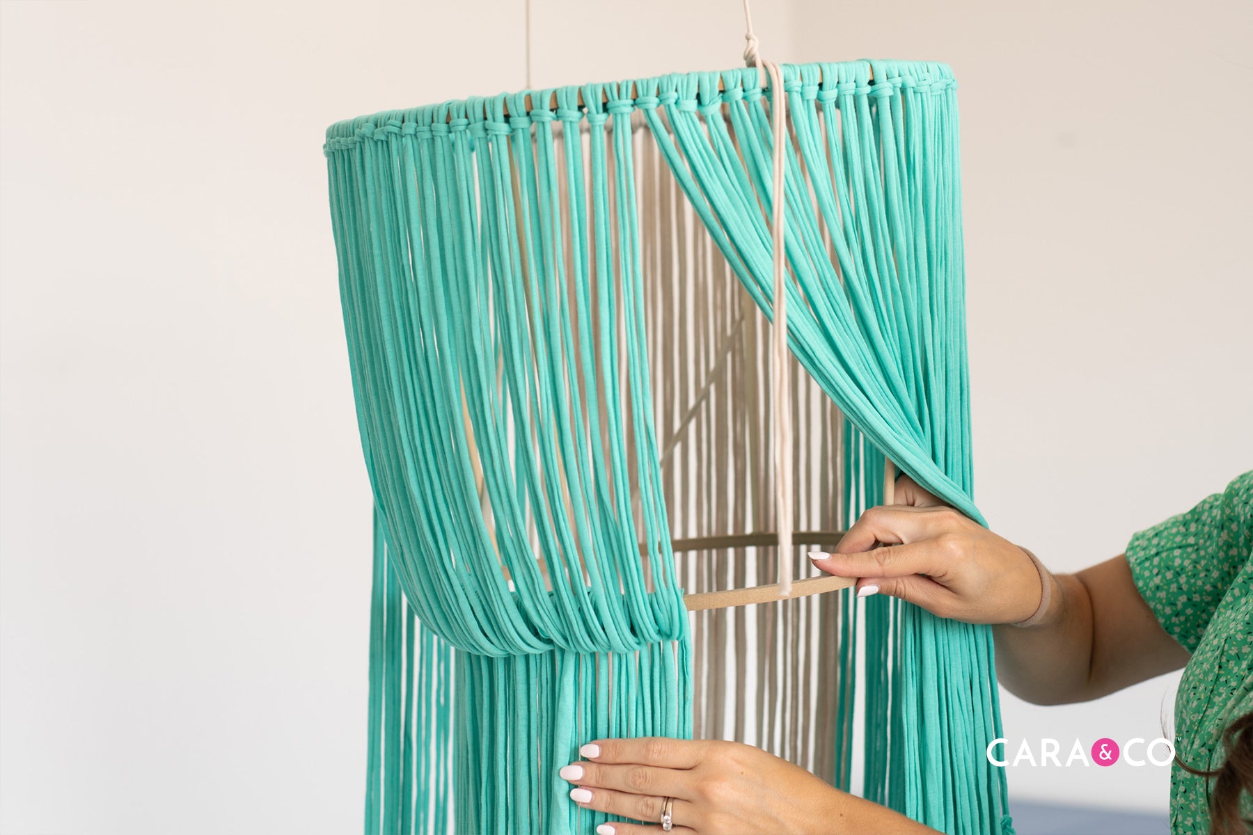 DIY jersey yarn chandelier tutorial - Boho home decor ideas