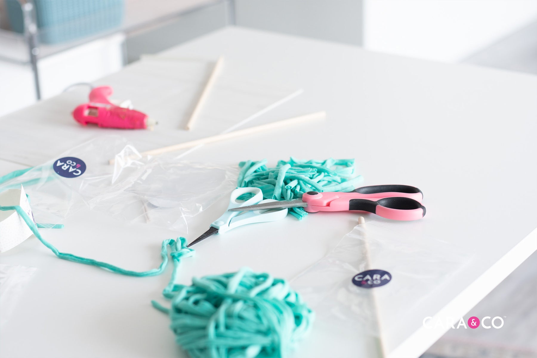 DIY jersey yarn chandelier - Boho home decor ideas