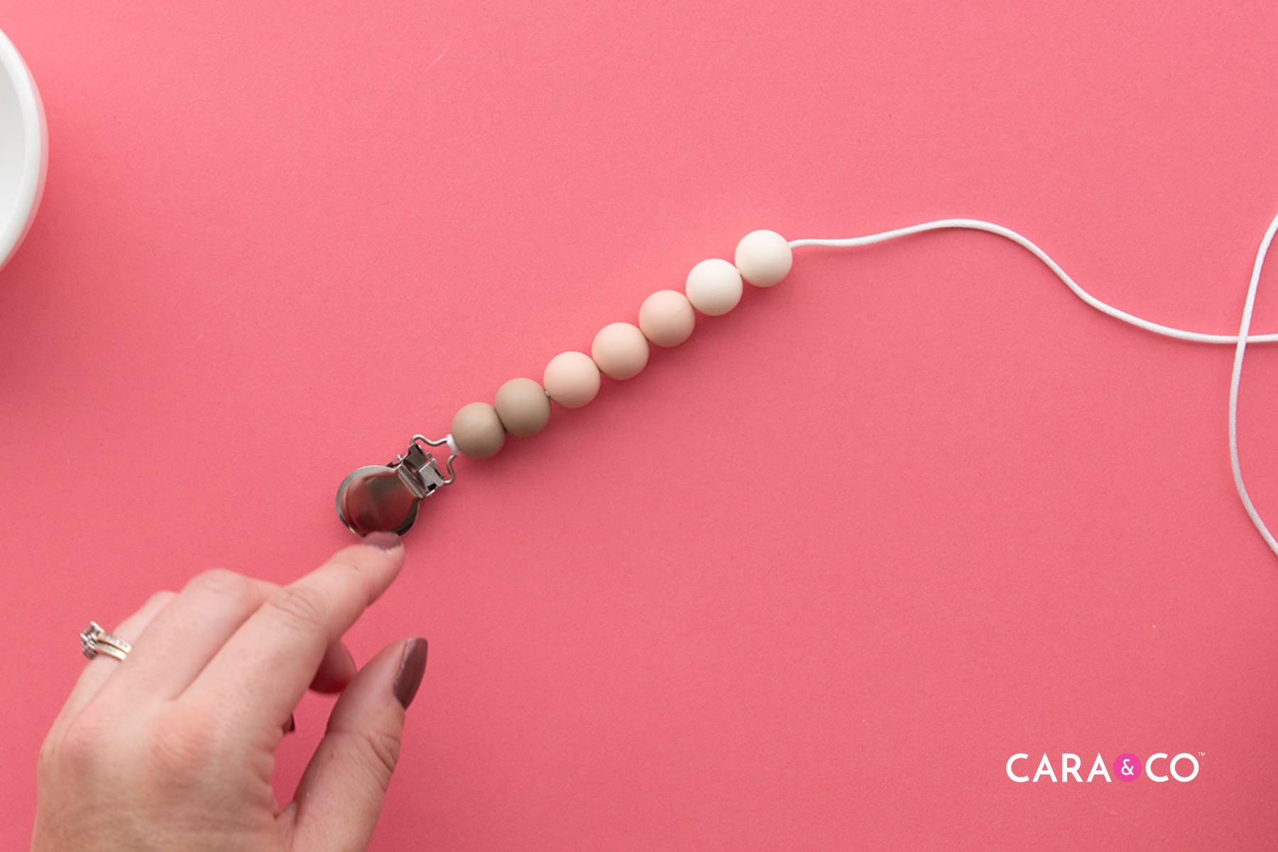 The threaded cord - Silicone Bead DIY - Cara & Co