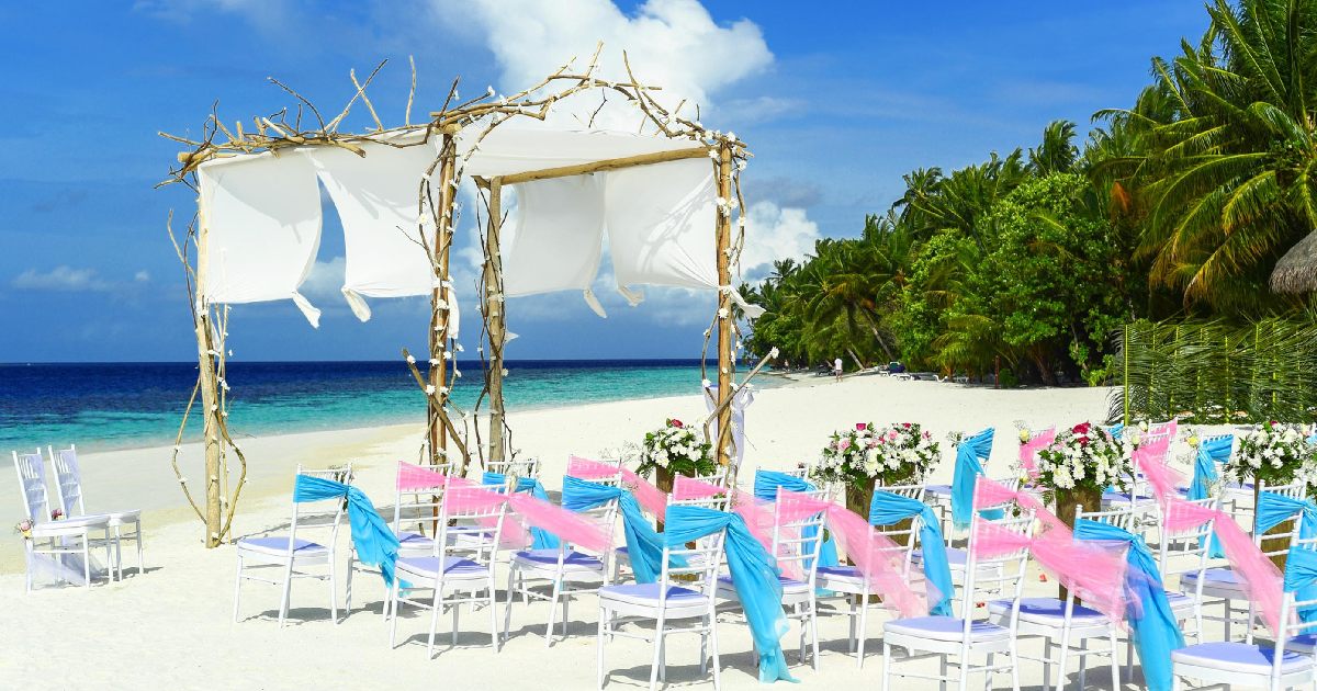 Coastal color palettes is an excellent decision for beach wedding!