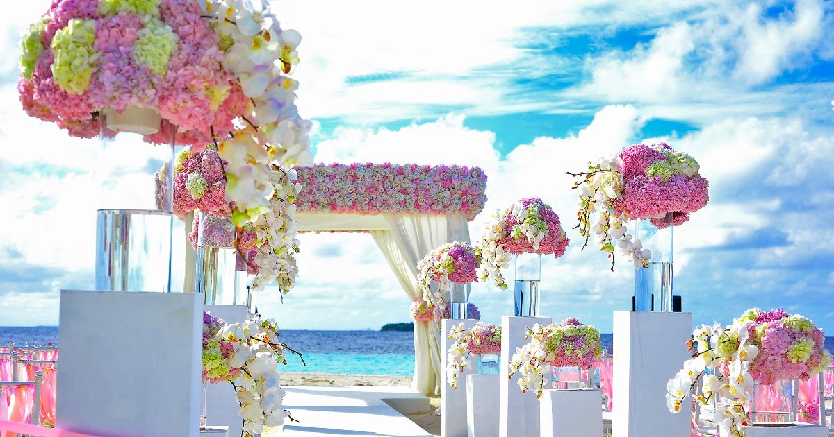 Decorating the beach wedding aisle runner,