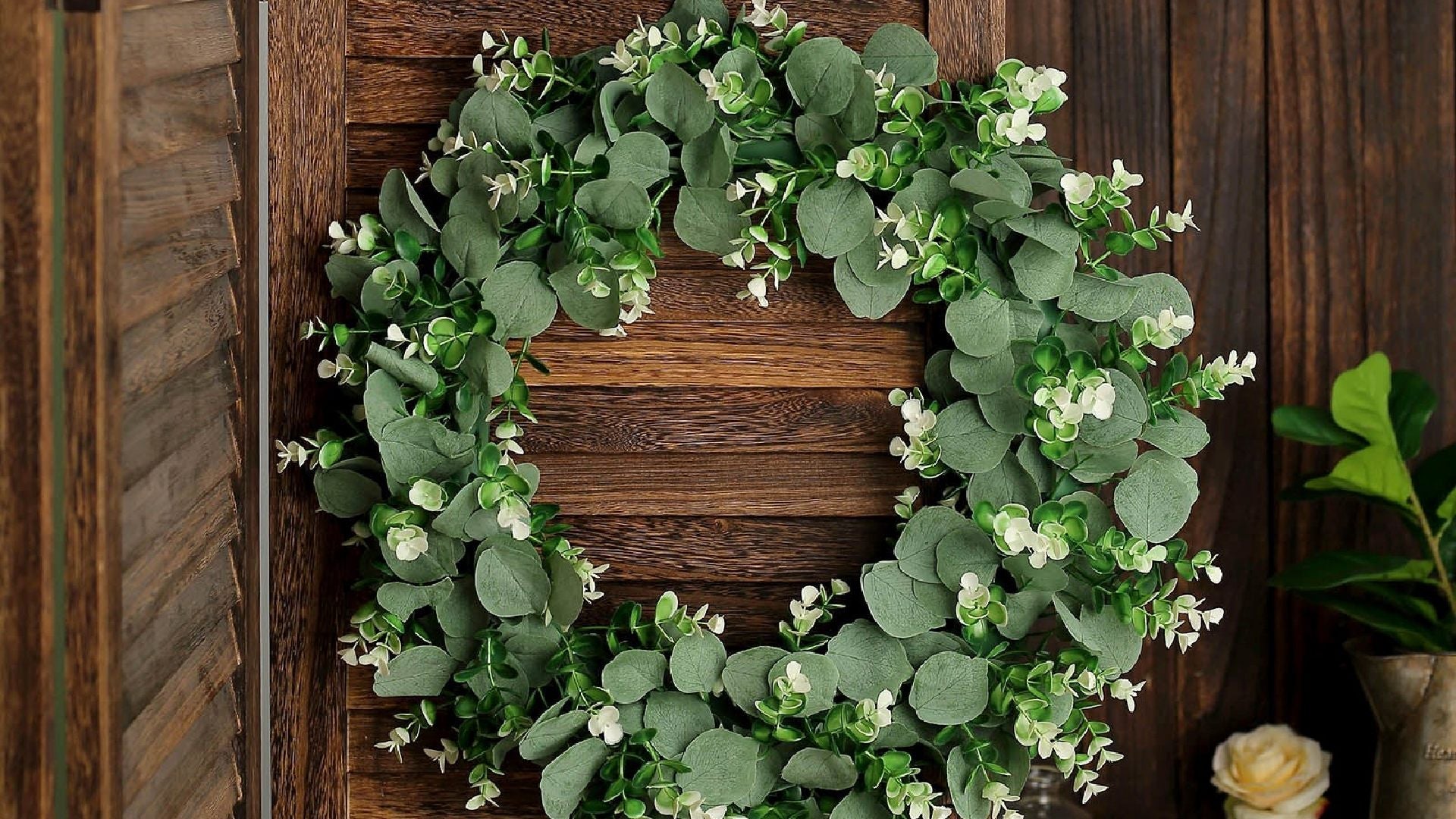 Scandinavian Style: Minimalist Wreaths with a Natural Twist