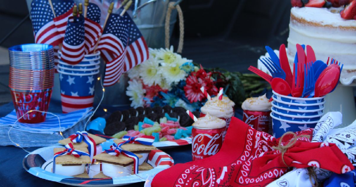 Must-Have Items for Independence Day Table Decor