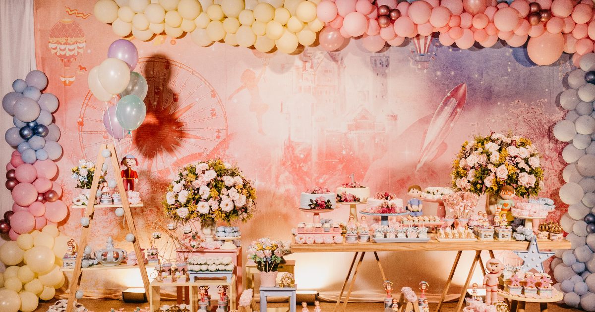 wedding-backdrop-decor-with-balloons