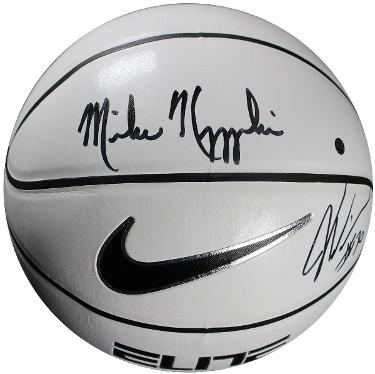 Mike-Krzyzewski a signé des souvenirs de basket-ball