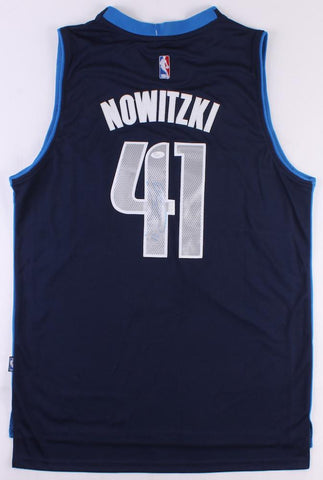Dirk Nowitzki Signed Sports Memorabilia