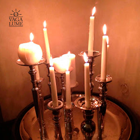 Foto de velas decorativas dispostas sobre bandeja