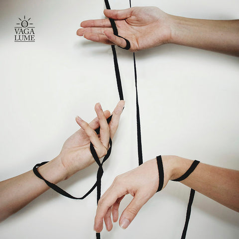 mãos interligadas por fios