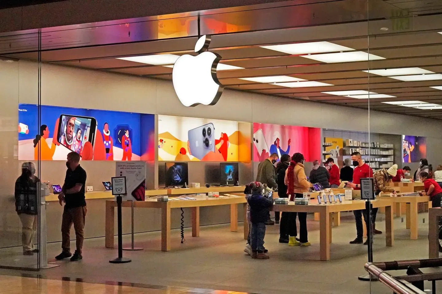 A photo of Apple’s retail storefront.