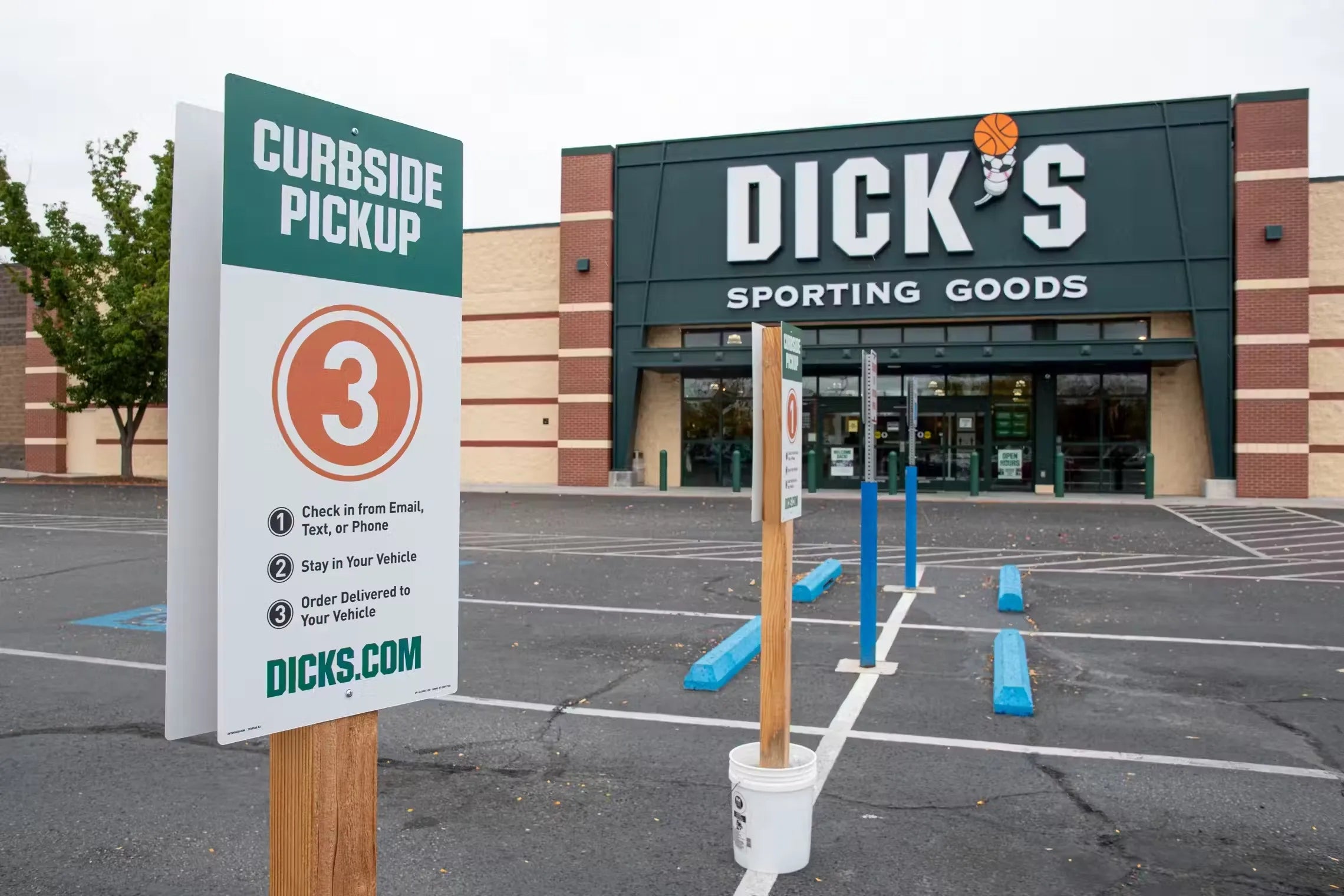 A photo of Dick’s Sporting Goods’ retail storefront.