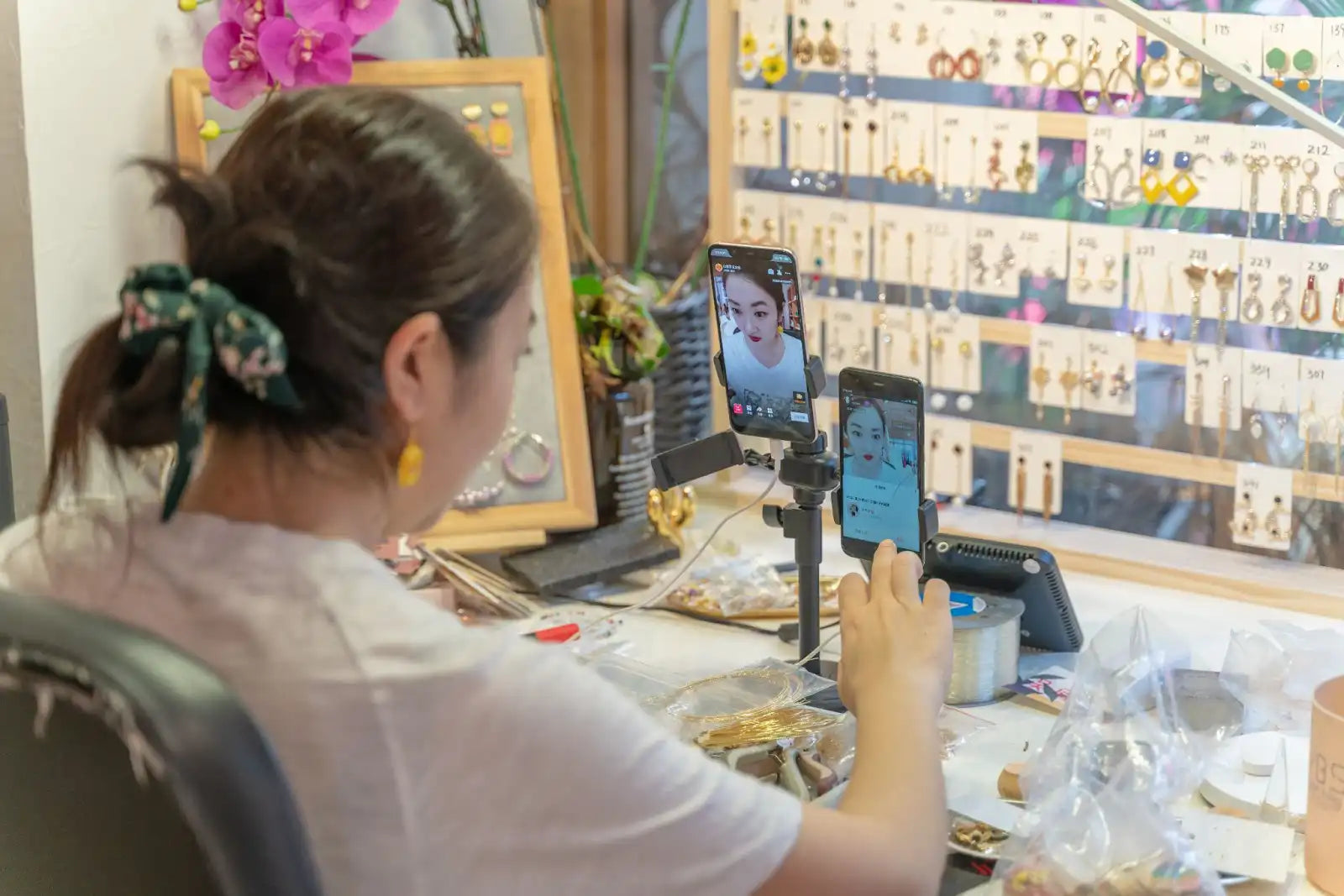 A girl sells jewelry online through a live stream