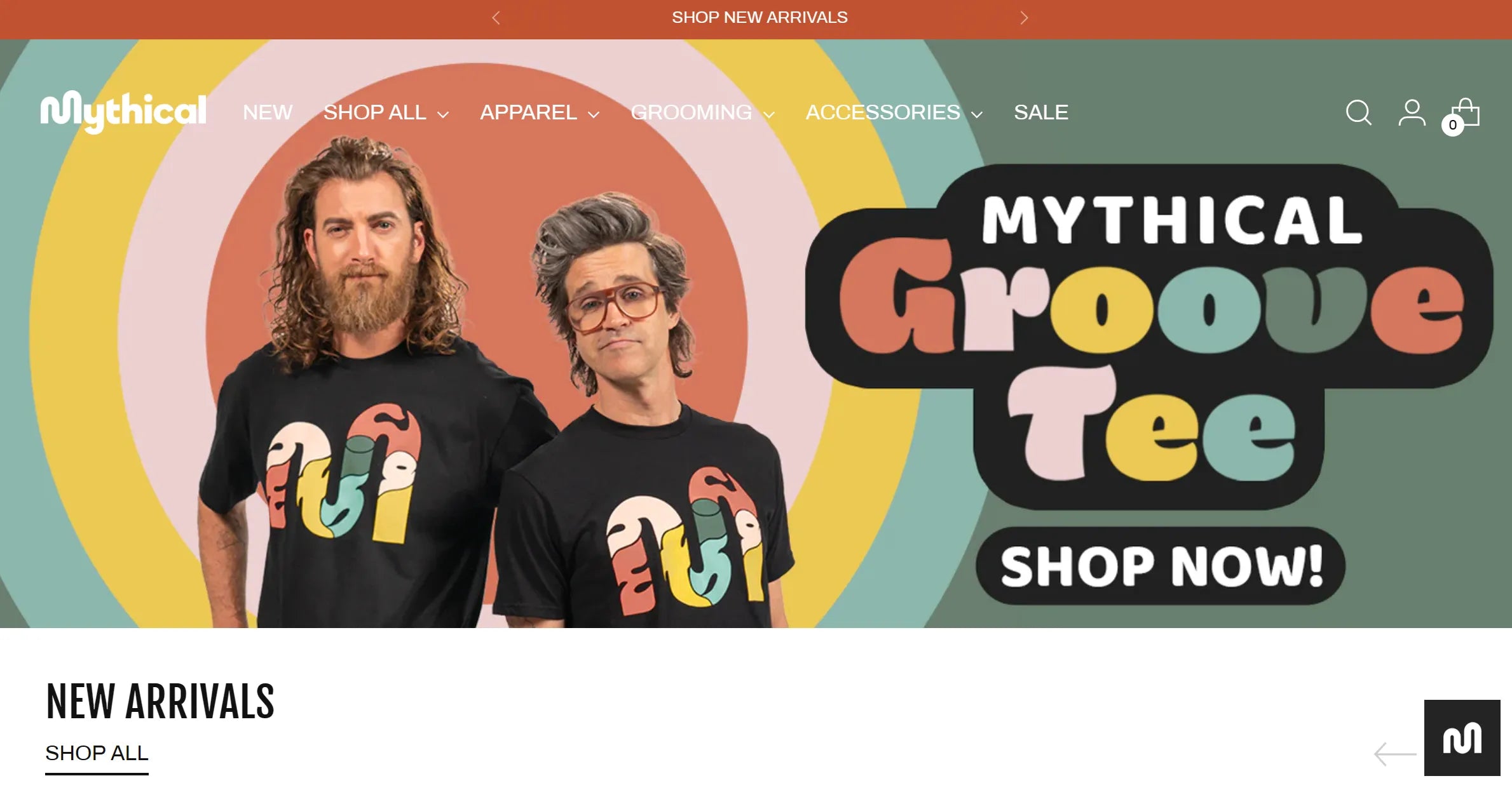 Dos hombres que llevan camisetas negras con estampados coloridos