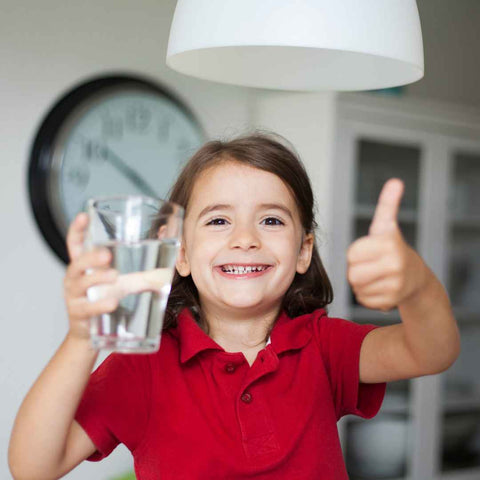 Niña tomando agua