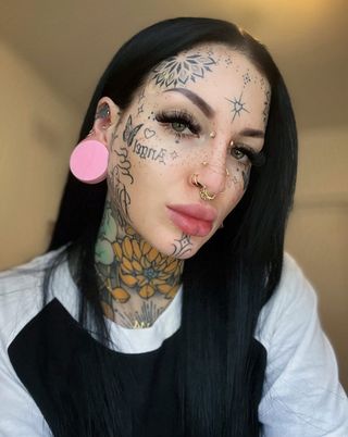 @Piixiequeen wearing Silicone Plugs and Golden Septum Stack from BM25.com