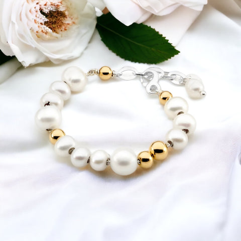 Leoni & Vonk pearl bracelet on an Ai generated white fabric and flowers background
