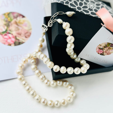 Leoni & Vonk pearl and sterling silver heart necklace on a back box and with Mother's Day cards and with Leoni & Vonk ribbon.