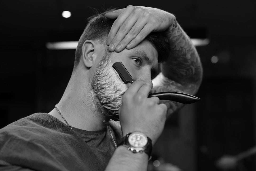 How to hold a cut throat razor