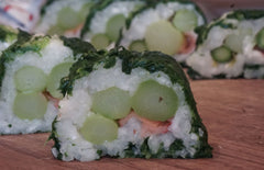 Spinat-Spargel-Sushi angerichtet