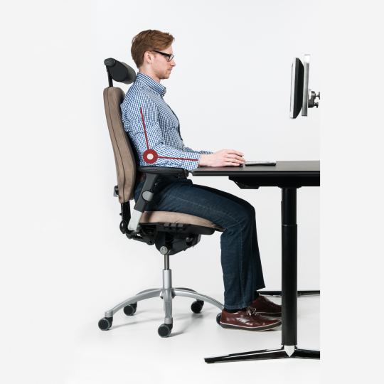 positie van ellebogen met goede armleuningen op bureaustoel