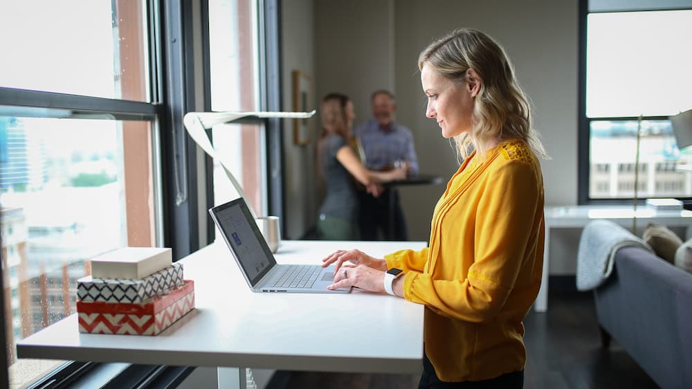 Vrouw achter zit-sta bureau voldoet aan EN 527 norm