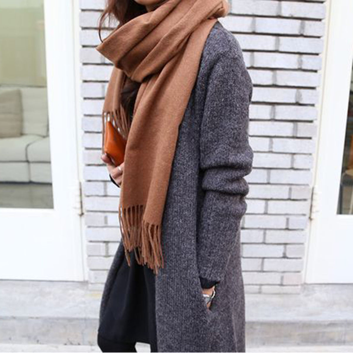 Коричневое пальто женское с шарфом