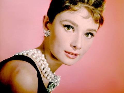 Audrey Hepburn con collar de perlas 