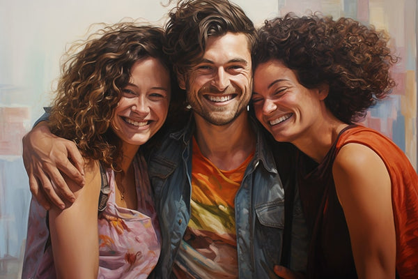 Tres personas queer felices abrazándose mientras miran directamente a la cámara, compartiendo sonrisas de alegría y unión.