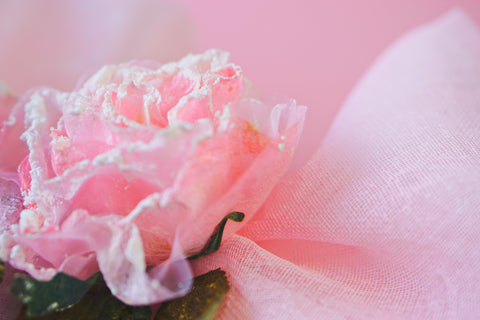 Διπλή γάζα, λευκή και ροζ με μεγάλο τριαντάφυλλο