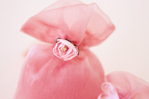 Ιριδίζον φούξια πουγκί με παιώνια ροζ