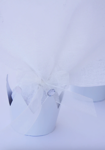 Μπομπονιέρα γάμου κορώνα με λευκή γάζα και φιόγκο οργαντίνα