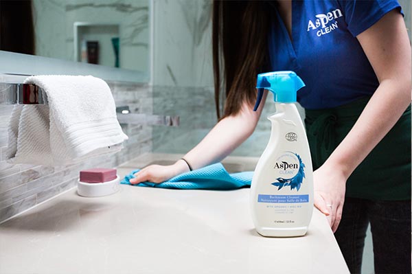 AspenClean professional cleaner is using natural dish soap unscented to clean the bathroom