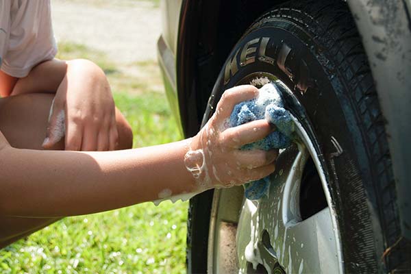 Cleaning the car tire