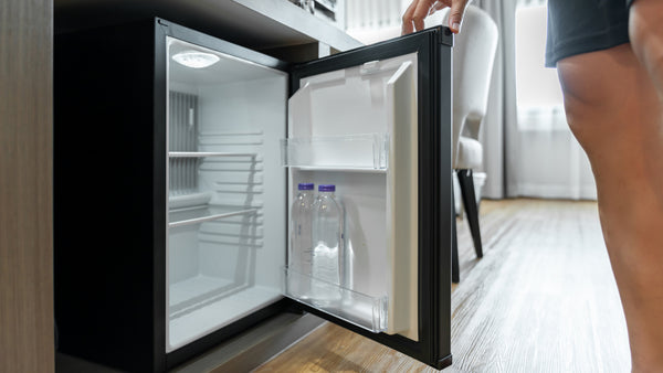 Refrigerador donde faltan snacks en un cuarto de hotel
