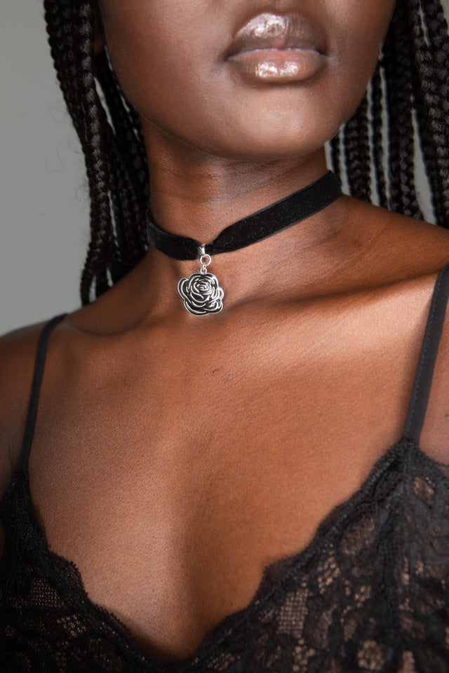 SASKIA FLOWER VELVET CHOKER - BLACK