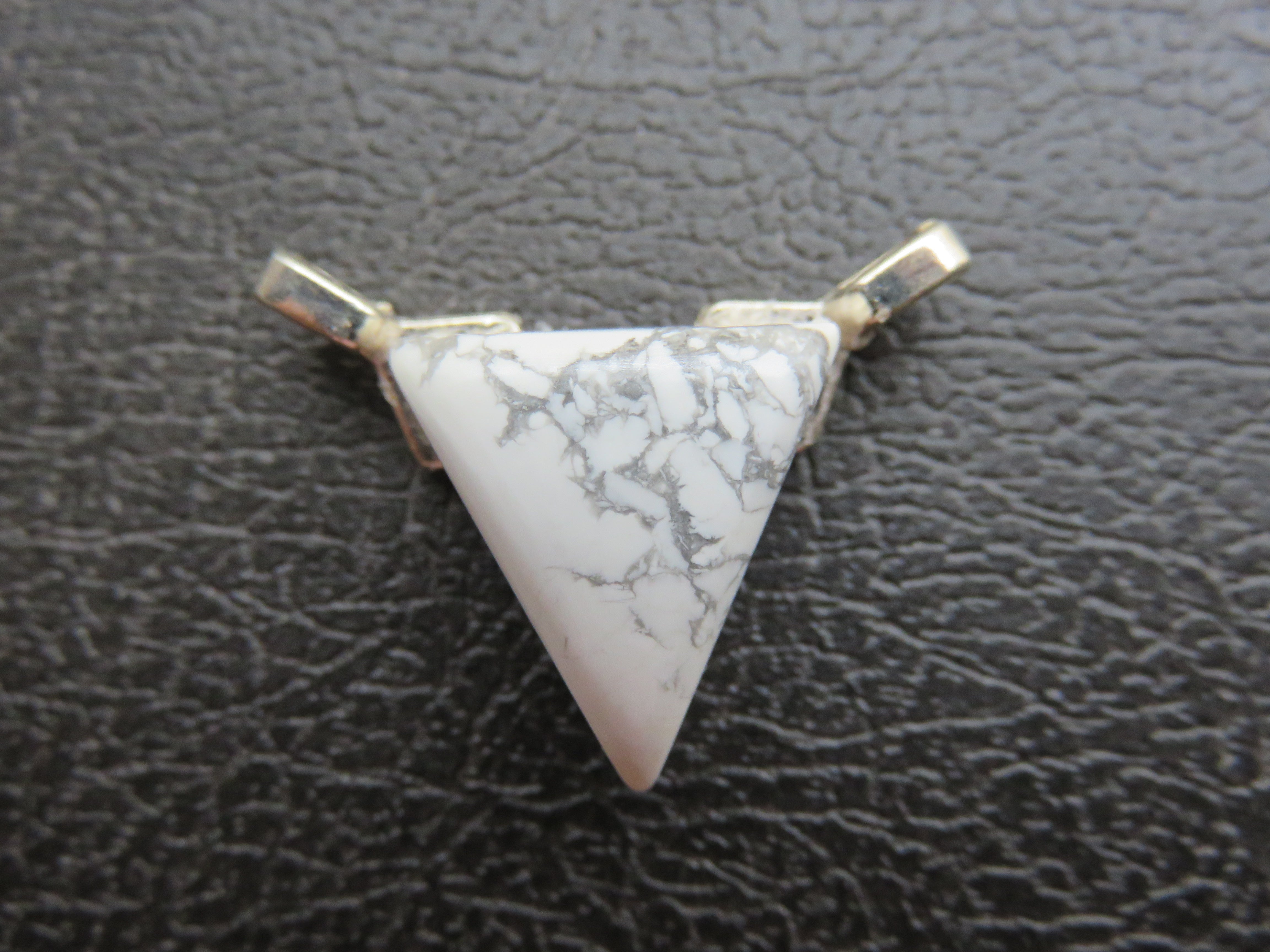 HOWLITE TRIANGLE