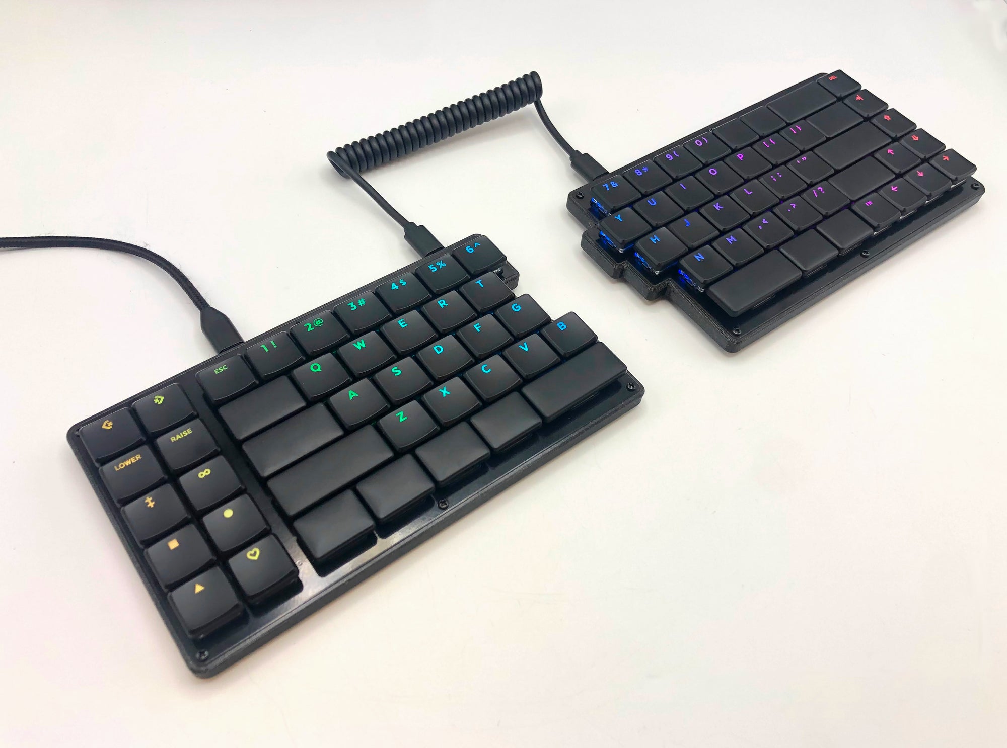 Umbra - unibody ergonomic keyboard with self-encasing PCB : r