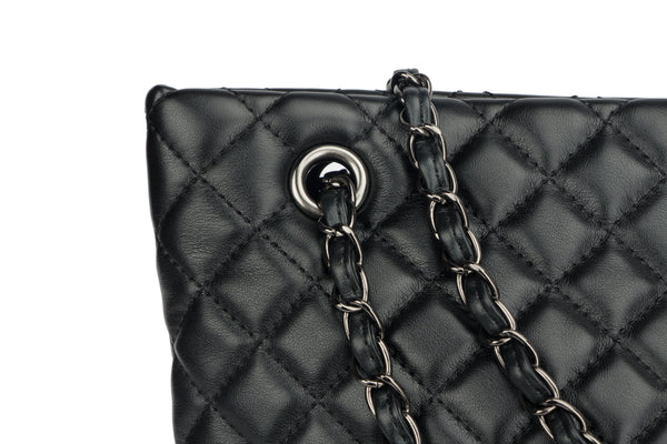 black quilted bag with silver chain strap