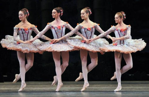 Hombres en puntas: los bailarines de ballet patean los