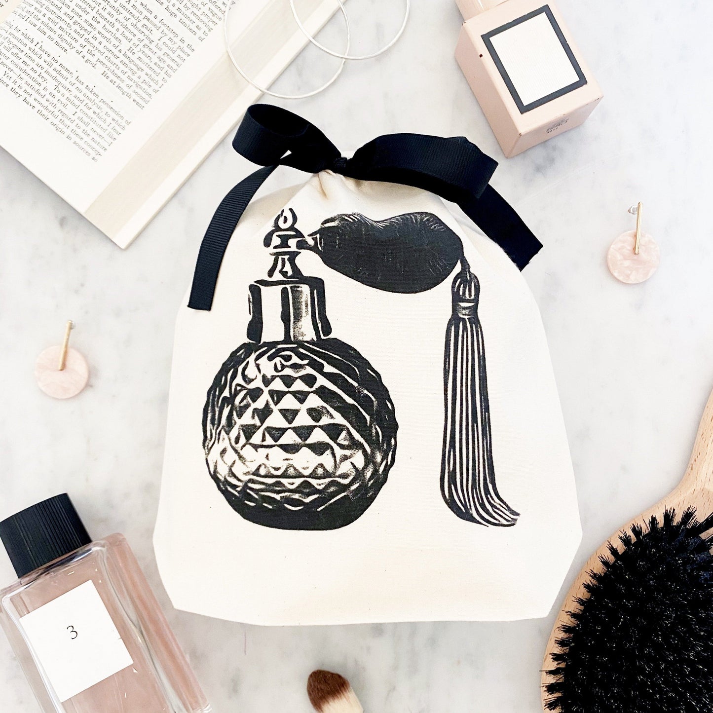 Túi nước hoa với hương thơm dịu nhẹ sẽ mang đến cho bạn cảm giác thoải mái và tự tin suốt cả ngày. Điều này sẽ giúp bạn tạo ra một ấn tượng đẹp với những người xung quanh. Hãy xem hình ảnh để tìm hiểu nhiều hơn về các loại nước hoa cao cấp có sẵn trong túi của bạn.