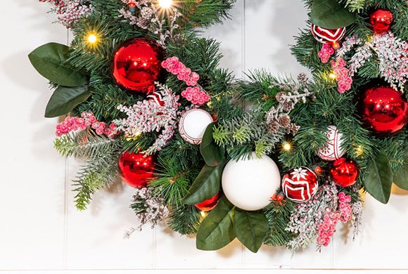 Nordic Red & White Garland - [Pre Lit / Battery Operated]