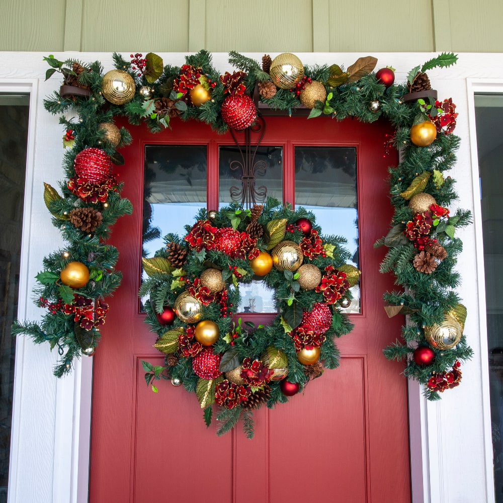 Scarlet Hydrangea Red And Gold Wreath - [Pre Lit / Battery Operated ...