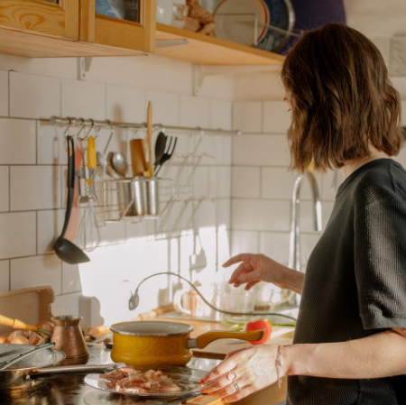 Woman puts her dish drying rack INSIDE her sink - and her 'genius' tip will  stop puddles on your kitchen surfaces