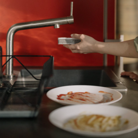 en el escurridor de platos del fregadero, bandeja escurridor de platos, escurridor de platos en el fregadero